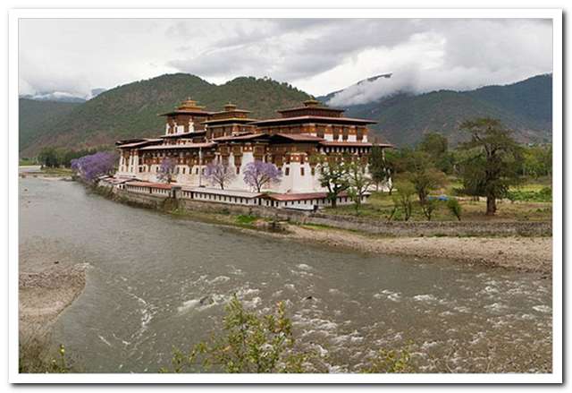 Tradicional y casi sin contaminación moderna, visitar Bhután es como viajar en el tiempo (clickear para agrandar imagen). Crédito: Caseusmundi
