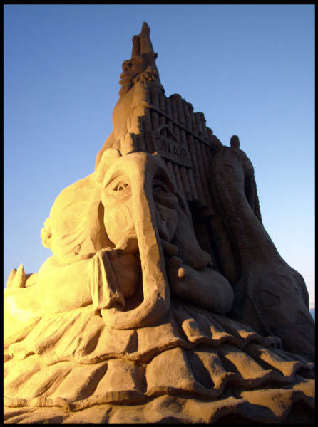 Imponentes esculturas realizadas tan sólo con arena y agua se erigen sobre las playas del mundo en una sucesión de festivales plagados de verdaderos artistas (clickear para agrandar imagen)