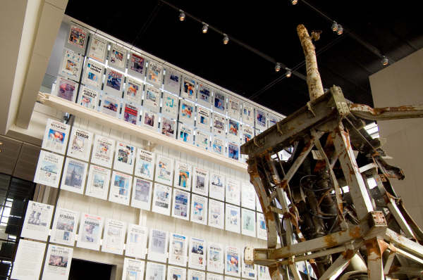 Newseum: El museo expone la antena de comuniaciones de una de las Torres Gemelas, al igual que todas las tapas de los diarios de ese día. Photo by: Sam Kittner/ Newseum (clickear para agrandar la imagen)