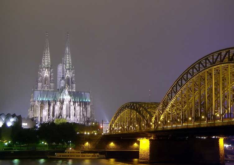 La catedral gótica de Colonia, en Alemania, iluminada durante la noche. / Foto: jrgcastro en Flickr (clickear en la imagen para agrandar)