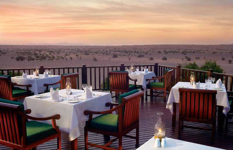 Al Diwaan es el sofisticado restaurante de Al Maha que propone comer al aire libre con una vista inigualable del desierto. / Foto: Gentileza Emirates Group (clickear en la imagen para agrandar)