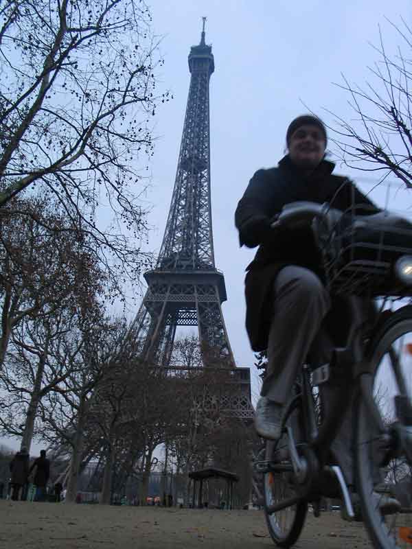Paseando por Paris con una bicicleta del sistema Vélib / Foto. batigolix en Flickr (clickear en la imagen para agrandar)