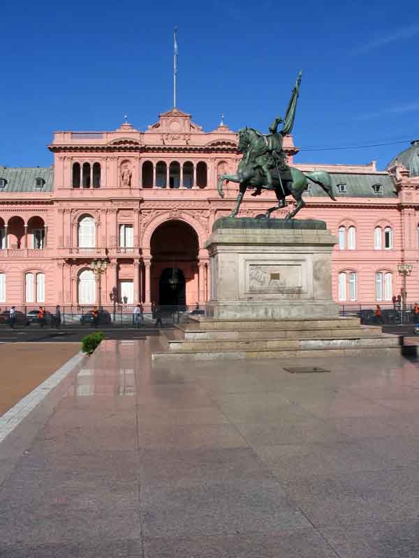 La Casa Rosada, frente a la Plaza de Mayo, es la sede del Poder Ejecutivo. Se realizan visitas guiadas para conocerala. / Foto:  Stock.xchng (clickear en la imagen para agrandar)