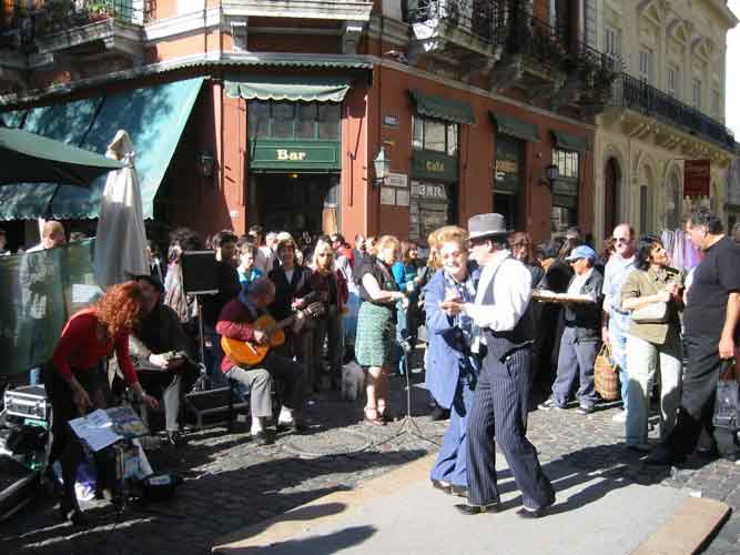 Tango: una improvisada milonga callejera en el barrio de San Telmo. / Foto:  Stock.xchng (clickear en la imagen para agrandar)