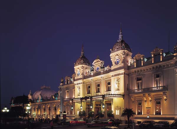 Vista nocturna del espectacular edificio estilo Belle Époque del Casino de Monte Carlo, en Mónaco. / Foto: Gentileza Casino de Monte Carlo (clickear en la imagen para agrandar)