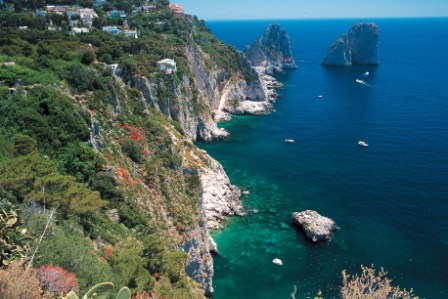 Una de las impresionantes vistas de Faraglioni. (clickear para agrandar imagen). Foto: Isla de Capri