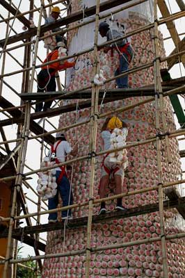 Los organizadores utilizan andamios para recubrir de bollos las altas torres. / Foto: Cheung Chau Bun Festival (clickear en la imagen para agrandar)