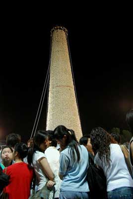 Una multitud espera que comienza la fiesta. / Foto: Cheung Chau Bun Festival (clickear en la imagen para agrandar)