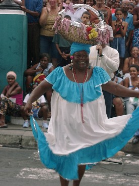 Berta la pregonera, un personaje de Santiago de Cuba que participa en los desfiles del Festival de la Cultura Caribeña cada año / Foto: Gentileza Casa del Caribe (clickear en la imagen para agrandar)