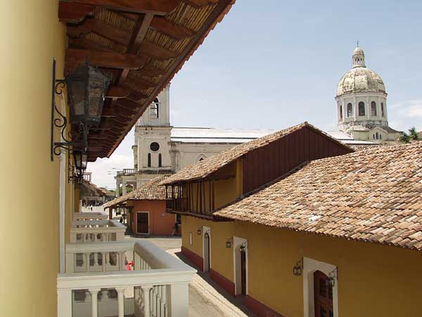 Una de las calles coloniales de Granada. / Foto: Gentileza Instituto Nicaragüense de Turismo. (Clickear en la imagen para agrandar)