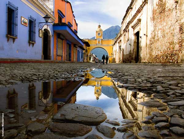 Arco de Antigua. / Foto: Cristian Monterroso, cortesía Instituto Guatemalteco de Turismo (clickear en la imagen para agrandar)