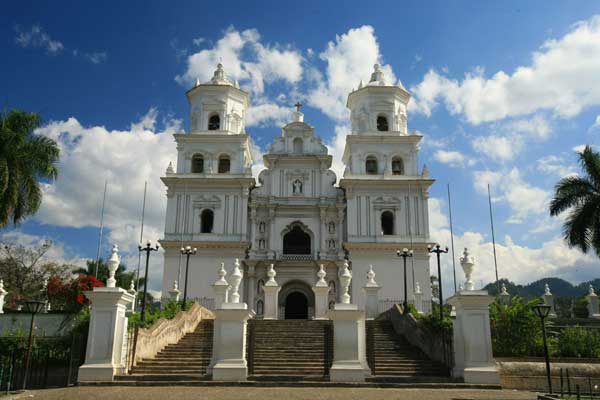 Basílica del Cristo Negro de Esquipulas, uno de los lugares de peregrinación de mayor importancia en América Central. / Foto: Cortesía Instituto Guatemalteco de Turismo (clickear en la imagen para agrandar)