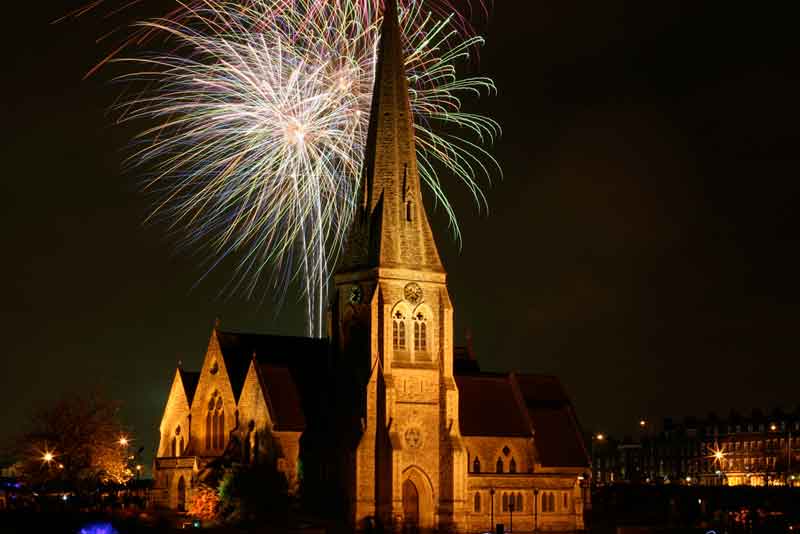 Fuegos artificiales iluminan el cielo inglés para celebrar la Noche de Guy Fawkes. / Foto: Tregoning/Flickr (clickear en la imagen para agrandar)