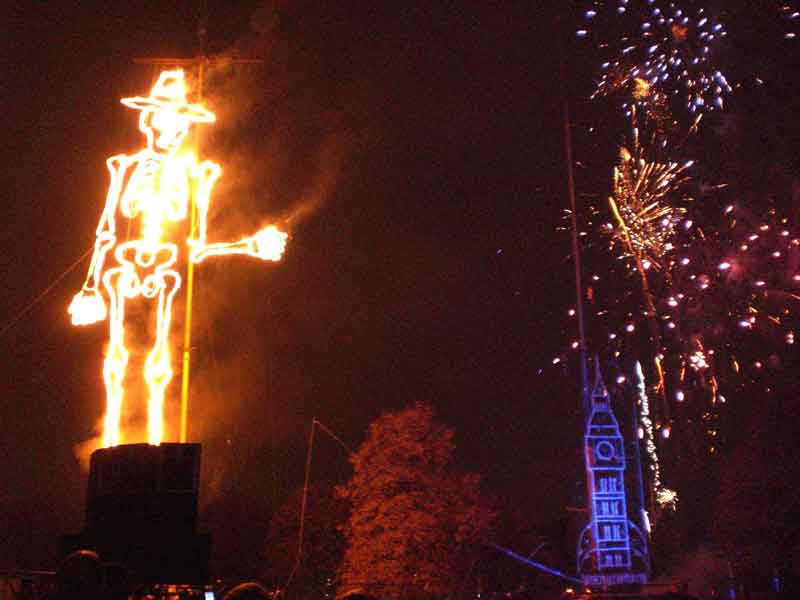 La celebración de la Noche de Guy Fawkes incluye la construcción de hogueras sobre las que se queman los 
