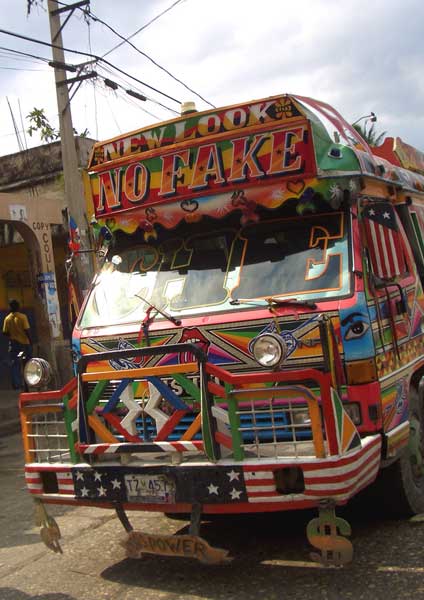 Uno de los pequeños buses llenos de color típicos de Haití. / Foto: vanberto/Flickr (clickear en la imagen para agrandar)