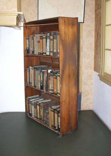 Reconstrucción de la biblioteca que tapaba la entrada al Anexo secreto en la casa de Ana Frank. / Foto: Bungle/Wikipedia (clickear en la imagen para agrandar)
