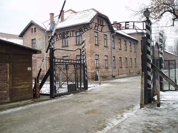 Entrada al campo de concentración Auschwitz I, con la famosa leyenda Arbeit Macht Frei, que quiere decir el trabajo os hará libres. / Foto: tbertor1/Flickr (clickear en la imagen para agrandar)