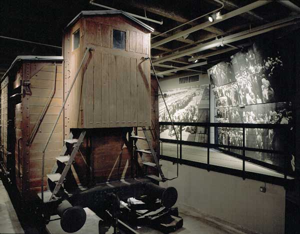 Tren usado para el transporte de prisioneros judíos exhibido en el Museo y Memorial del Holocausto de los Estados Unidos. / Foto: Edard Owen, gentileza del Archivo Fotográfico del USHMM (clickear en la imagen para agrandar)