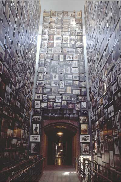 Exhibición llamada Torre de las Caras en el Museo y Memorial del Holocausto de los Estados Unidos: muestra las fotografías de una comunidad judía que habitó en un pueblito de Lituania y fue masacrada en 1941 por los nazis. / Foto: Gentileza USHMM (clickear en la imagen para agrandar)