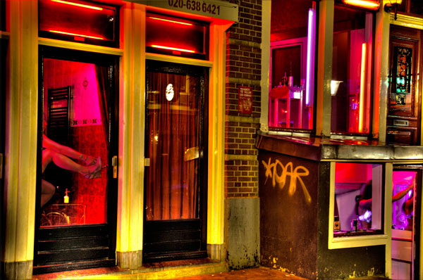 En la Zona Roja de Ámsterdam, Países Bajos, las prostitutas se exhiben en las vidrieras para seducir a potenciales clientes y asombrar a los turistas curiosos. / Foto: Stuck in Customs/Flickr (clickear para agrandar)