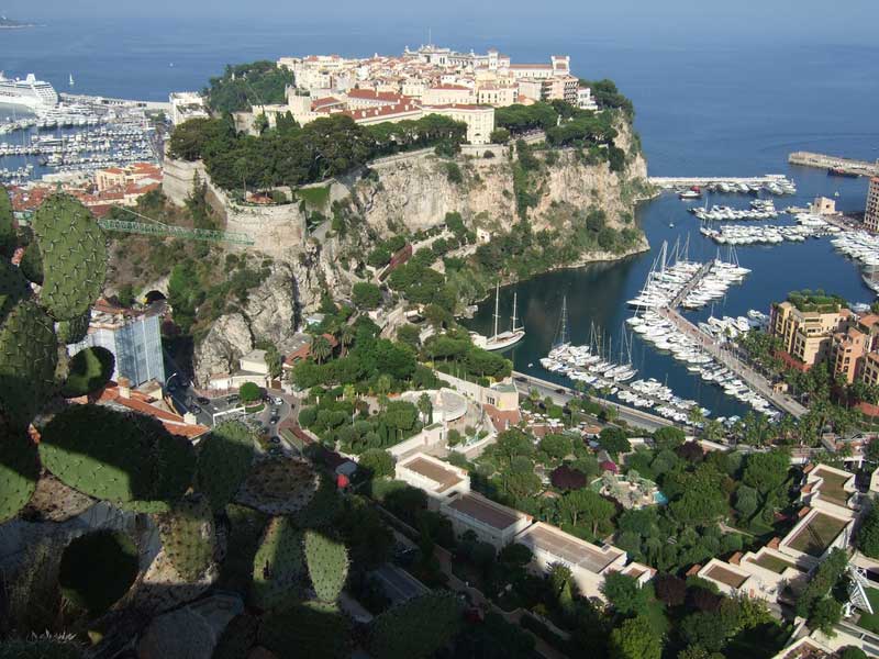 Vista de la ciudad de Mónaco y el Mar Mediterráneo desde el Jardín Exótico. / Foto: Sylvain Leprovost en Flickr. (clickear en la imagen para agrandar)