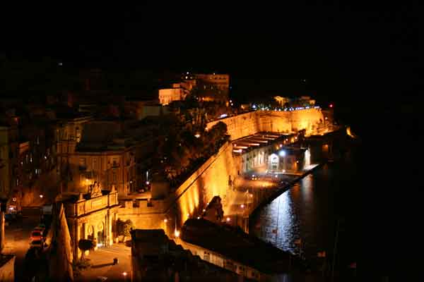 La Valleta, capital de la República de Malta, por la noche. / Foto: JoanPau en Flickr (clickear en la imagen para agrandar)