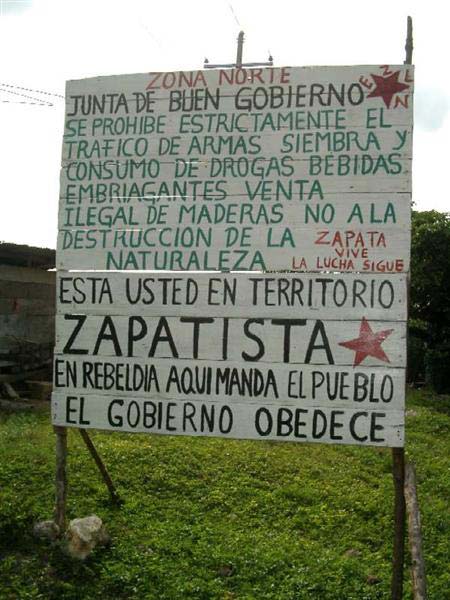 Un cartel da la bienvenida a la zona controlada por los zapatistas, en México / Foto: Gaelx en Flickr