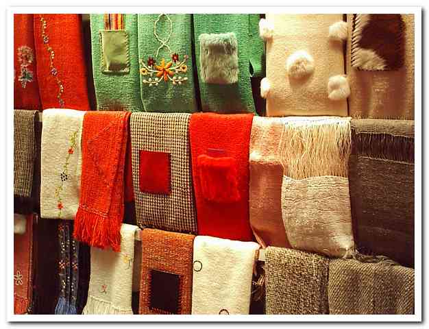 El poncho, una de las prendas típicas de varios países de América del Sur (clickear para agrandar imagen). Foto: SXC