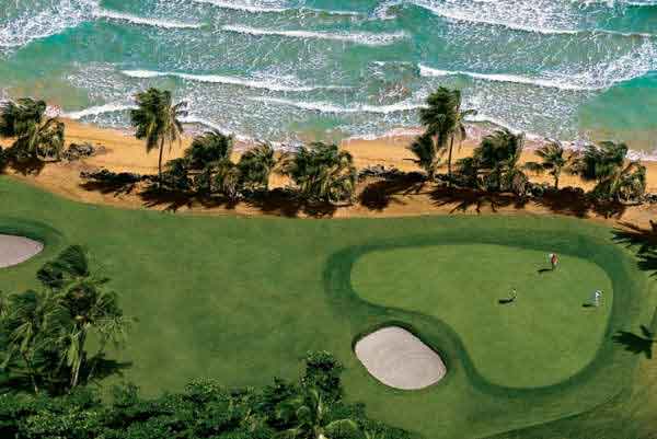Los campos de golf al borde del océano, un lujo para pocos. / Foto: Gentileza Rio Mar Beach Resort & Spa. (clickear en la imagen para agrandar)