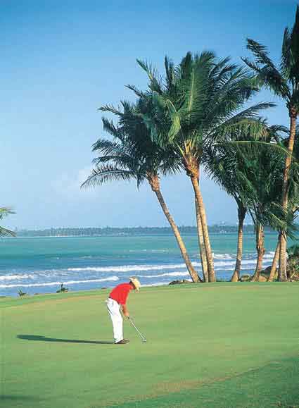 El fantástico clima de Puerto Rico es perfecto para jugar al golf. / Foto: Gentileza Rio Mar Beach Resort & Spa. (clickear en la imagen para agrandar)
