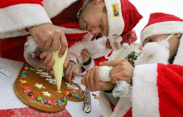 Una de las pruebas consiste en decorar pan de gengibre. / Foto: Campeonato Mundial de Santa Claus.