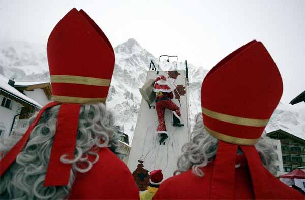 En la competencia se ponen a prueba algunas de las habilidades que todo Papá Noel debe tener, como trepar una chimenea. / Foto: Campeonato Mundial de Santa Claus.