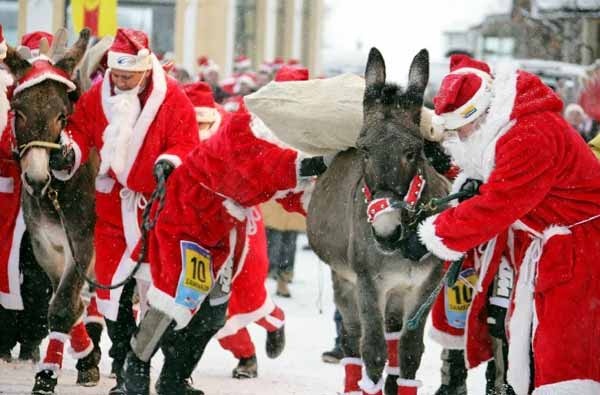 Una de las carreras de relevo de la competencia: repartir los regalos con un burro. / Foto: Campeonato Mundial de Santa Claus.