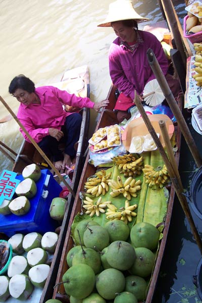 Ríos que bullen de vida: el mercado flotante de Bangkok es una de las visitas obligadas en la capital tailandesa. / Foto: Stock.xchng (clickear en la imagen para agrandar)