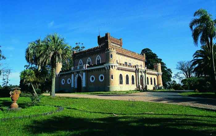 El Castillo de Pira, en Piriápolis, fue la residencia señorial del fundador del balneario y hoy es un museo. / Foto: Gentileza Ministerio de Turismo y Deporte del Uruguay (clickear en la imagen para agrandar)