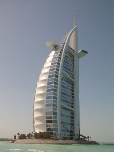 El hotel más alto y más lujoso del mundo cobija una cancha de tennis en su terraza. (clckear para agrandar imagen). Foto: SXC.hu