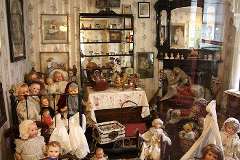 Muñecas antiguas en el museo Pollocks (Crédito: Ann Lee)