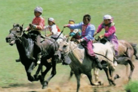 La carrera de caballos es una de las competencias del festival Nadaam