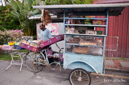 vendedor ambulante de comida en batu ferringhi