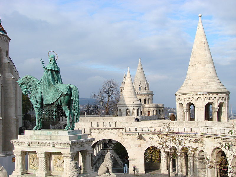 «Battlements and Turrets - Castle Hill - Buda Side - Budapest - Hungary» de Adam Jones, Ph.D. - Trabajo propio. Disponible bajo la licencia CC BY-SA 3.0 vía Wikimedia Commons