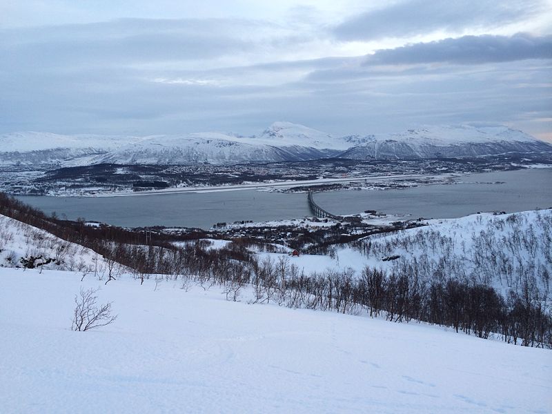 "Tromsøya og fastlandet sett fra Kvaløya" by Gálaniitoluodda - Own work. Licensed under CC BY-SA 3.0 via Wikimedia Commons - https://commons.wikimedia.org/wiki/File:Troms%C3%B8ya_og_fastlandet_sett_fra_Kval%C3%B8ya.jpg#/media/File:Troms%C3%B8ya_og_fastlandet_sett_fra_Kval%C3%B8ya.jpg