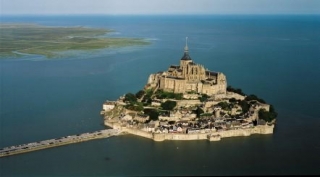Cuando baja la marea, se descubre el Monte Saint Michel