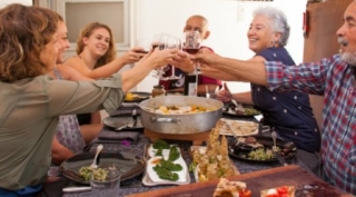 Cenas en casas de familia: gastronomía, cultura y vida social