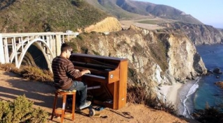 Viajando con un piano acústico alrededor del mundo